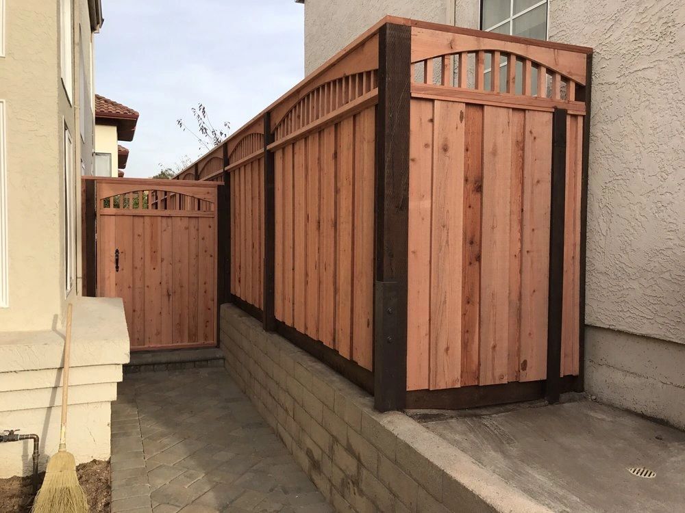 Horizontal slat fence