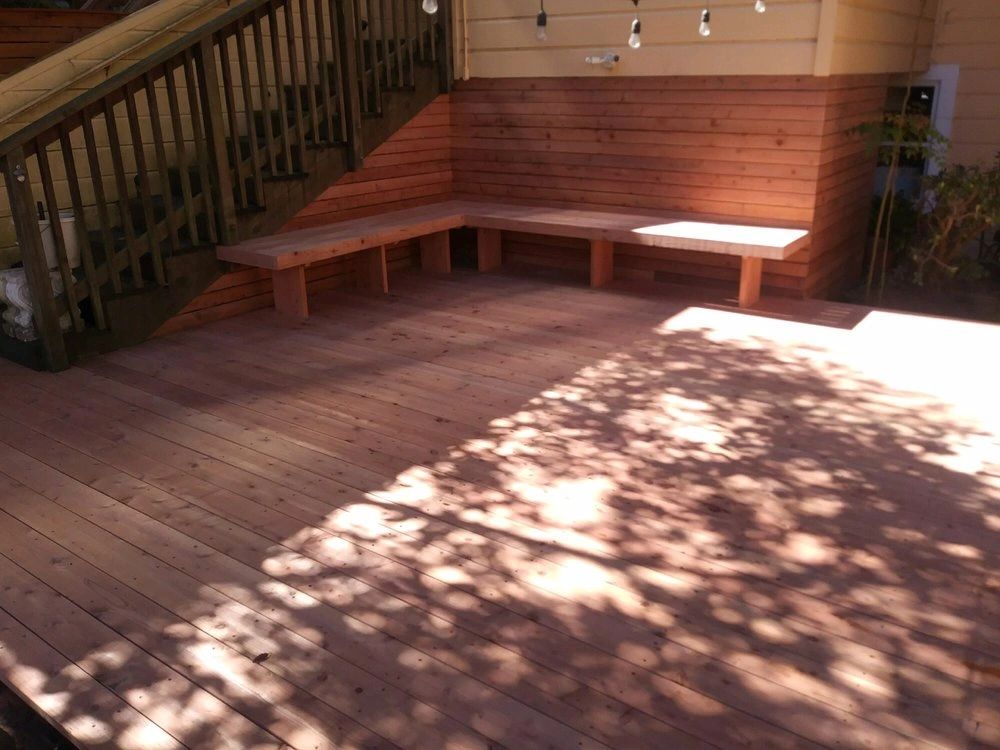 Deck with bench seating and privacy wall